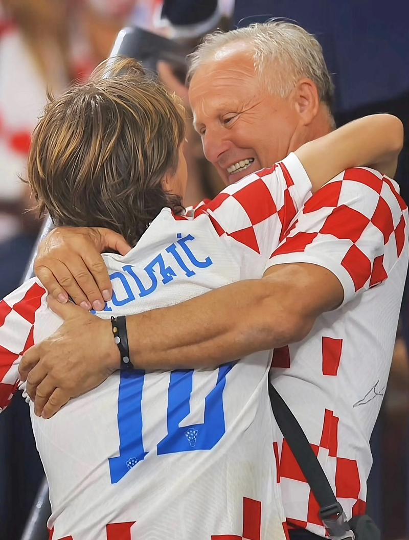 诺伊尔：补时进2球让大家松一口气，是否续约明年3月再考虑