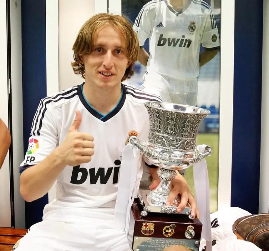 [中超]山东泰山门前混战 塞尔吉尼奥轻松破门