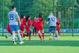 詹皇赛场怒瞪队友！连东契奇都难承受的表情，顿时惹争议